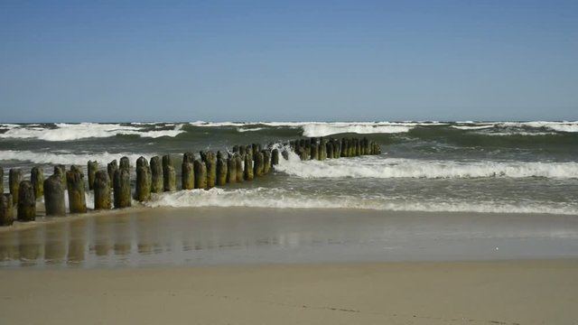  Buhnen am Ostseestrand in Stolpm&uuml;nde, Polen