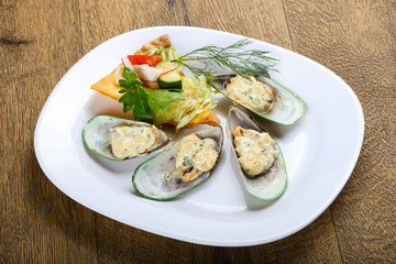 Baked mussels in cream sauce