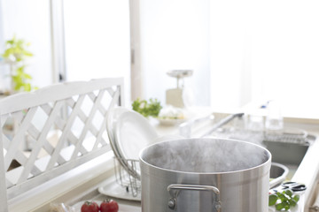 湯気が出てるキッチンの鍋