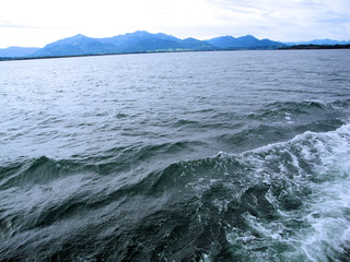 Bugwellen eines Ausflugdampfers auf dem Chiemsee
