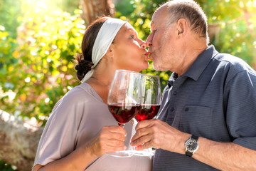 Paar trinkt Wein und Küsst sich