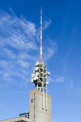 Telecommunication antenna with microwave link antennas