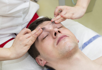 Obraz na płótnie Canvas man in the mask cosmetic procedure in spa salon