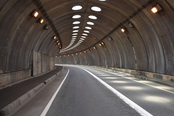 シェルター／山形県庄内地方の海岸道路で、シェルターを撮影した写真です。すぐ横が海なので、風や波除けの役目を果たします。また冬期間は、雪から防護するために設置されたシェルターです。