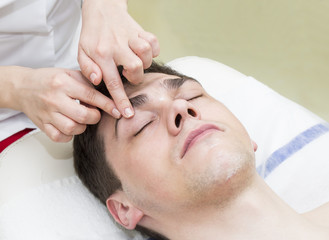 Obraz na płótnie Canvas man in the mask cosmetic procedure in spa salon