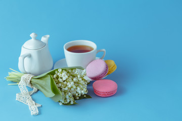 Kettle and cups with spring flowers