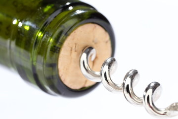 Makro einer Weinflasche mit Korkenzieher
