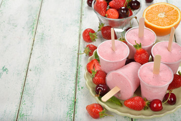 Frozen yoghurt with strawberries