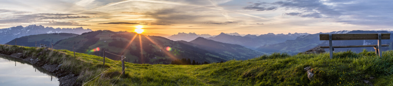 Fototapeta Sonnenaufgang am Berg 