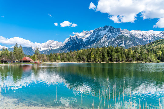 Lautersee bei Mittenwald in Bayern mit Alpenpanorama