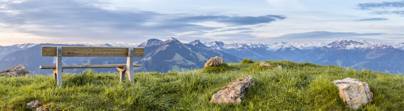 Berglandschaft mit Sitzbank und Wiese