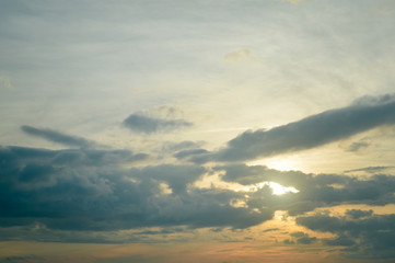 Obraz premium Niebo z chmurami na tle zachodu słońca