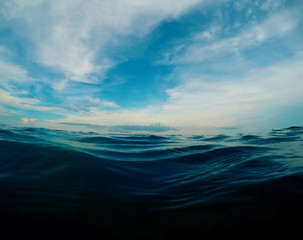 Plakaty  Spójrz z głębokiego błękitu morza, zdjęcie granicy wody