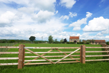 Farmers fence around field - 111789505