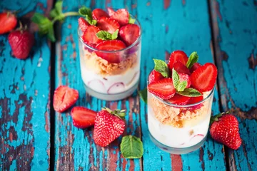 Gardinen Eton mess. summer strawberry dessert with whipped cream, yogurt and meringues © yakky
