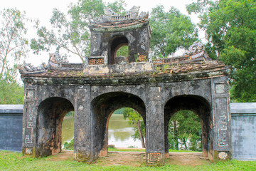 Obraz premium Huge Archway with lake bacground