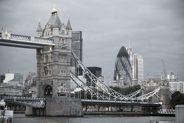 Obraz premium Wieżowce Tower Bridge i City of London, Londyn