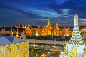 Fototapeta na wymiar Grand palace and Wat phra keaw at sunset and night light, landma