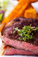 Scheiben vom Steak und Pommes frites