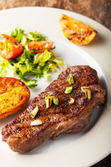 Gegrilltes Steak mit gerösteten Kartoffeln