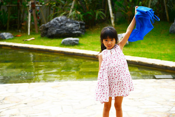 屋外で遊ぶ女の子