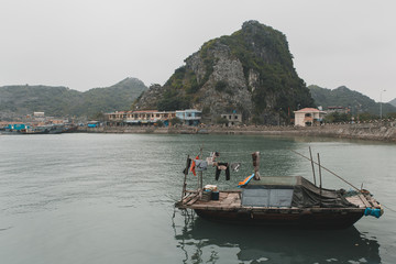 Fototapeta na wymiar Beautiful scenery Vietnam mountains rock the boat