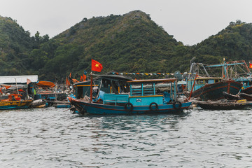 Fototapeta na wymiar Beautiful scenery Vietnam mountains rock the boat