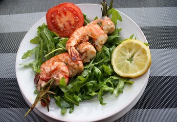 gegrillte Scampies auf Rukolasalat