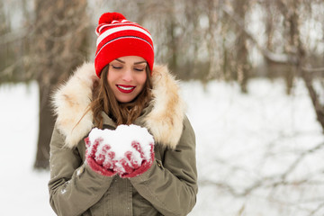Beautiful woman in the winter park © Tinatin
