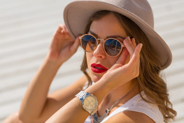 Naklejka premium Stylish woman at the summer beach in a hot day