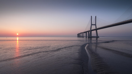 Fototapeta na wymiar Ponte Vasco da Gama ao nascer do sol