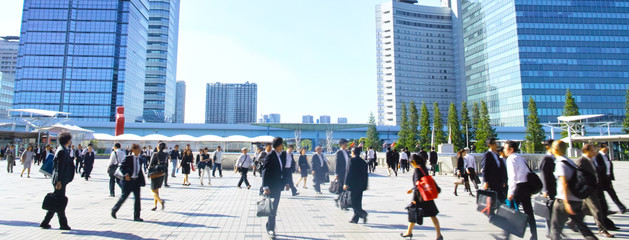 駅への通路を歩くビジネスマン