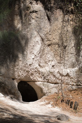 Cueva de una formación de tierra.