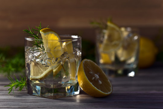 Gin with lemon and ice