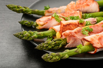 Green asparagus grilled with ham and cheese, served with garlic sauce.