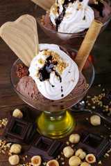 Coppa di gelato con panna 