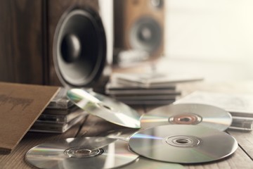 Naklejka premium Rzędy płyt CD z muzyką z głośnikami