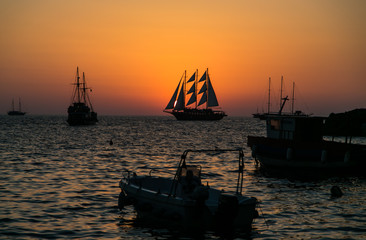 Парусник в море , закат 