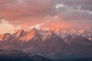Fotobehang Bewolkt Tatra-gebergte in de mooie ochtend, bedekt met sneeuw © tomeyk