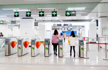 Photo sur Plexiglas Gare Portails d& 39 accès piétons de la station de métro