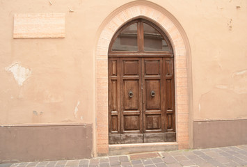 Mittelalterliche Haustür in Italien