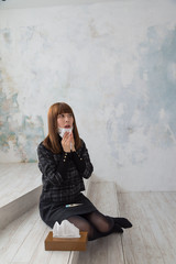 Fototapeta premium くしゃみする女性