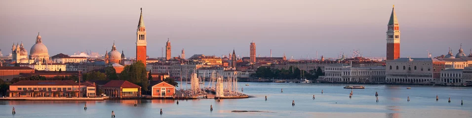 Poster Panorama van Venetië in de vroege ochtend © teddyh