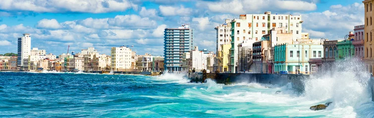 Foto op Plexiglas anti-reflex Panoramisch uitzicht op de skyline van Havana © kmiragaya
