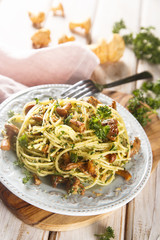 Spaghetti with chanterelles and herbs