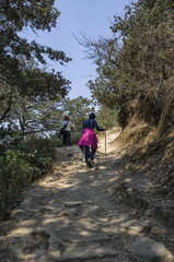 Obraz premium Unidenfied visitors on pilgrimage to the Tiger Nest Taktshang monastery, Bhutan