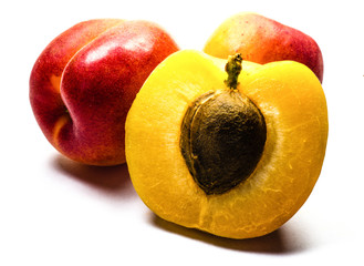Aprikosen auf weißen Hintergrund