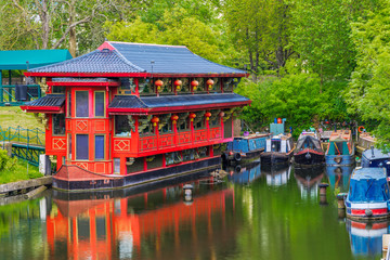 Fototapeta premium Floating Chinese restaurant on Regent’s canal