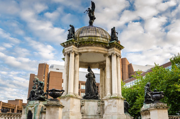Obraz premium Queen Victoria Monument in Liverpool City Centre