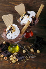 Coppa di gelato con panna